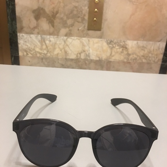 Retro Sunglasses - Picture 2 of 5